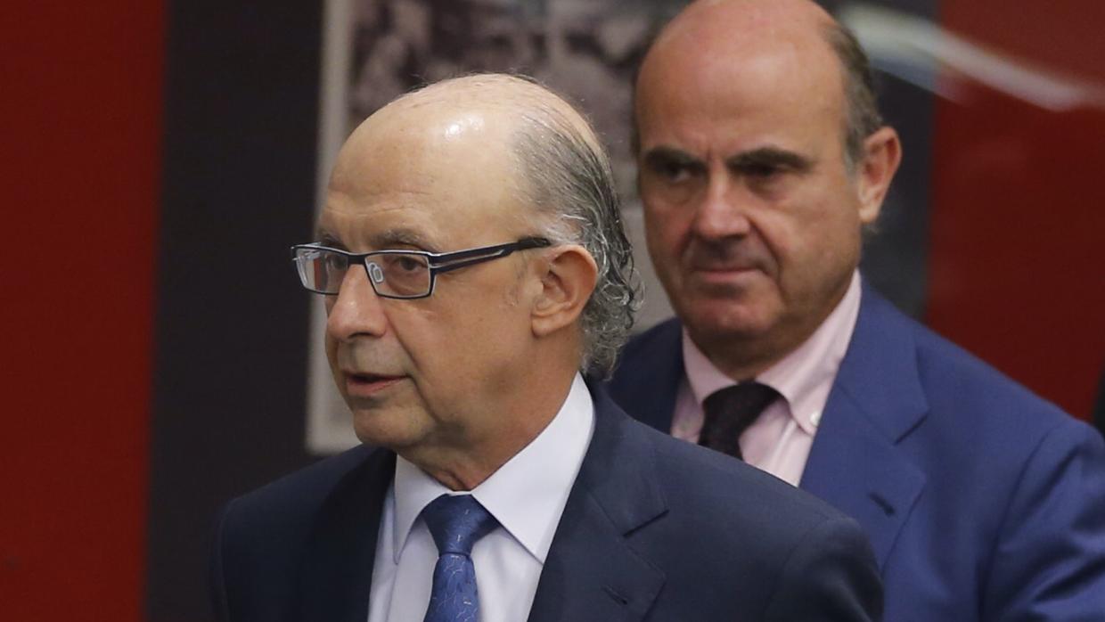 El ministro de Hacienda, Cristóbal Montoro, junto al de Economía, Luis de Guindos