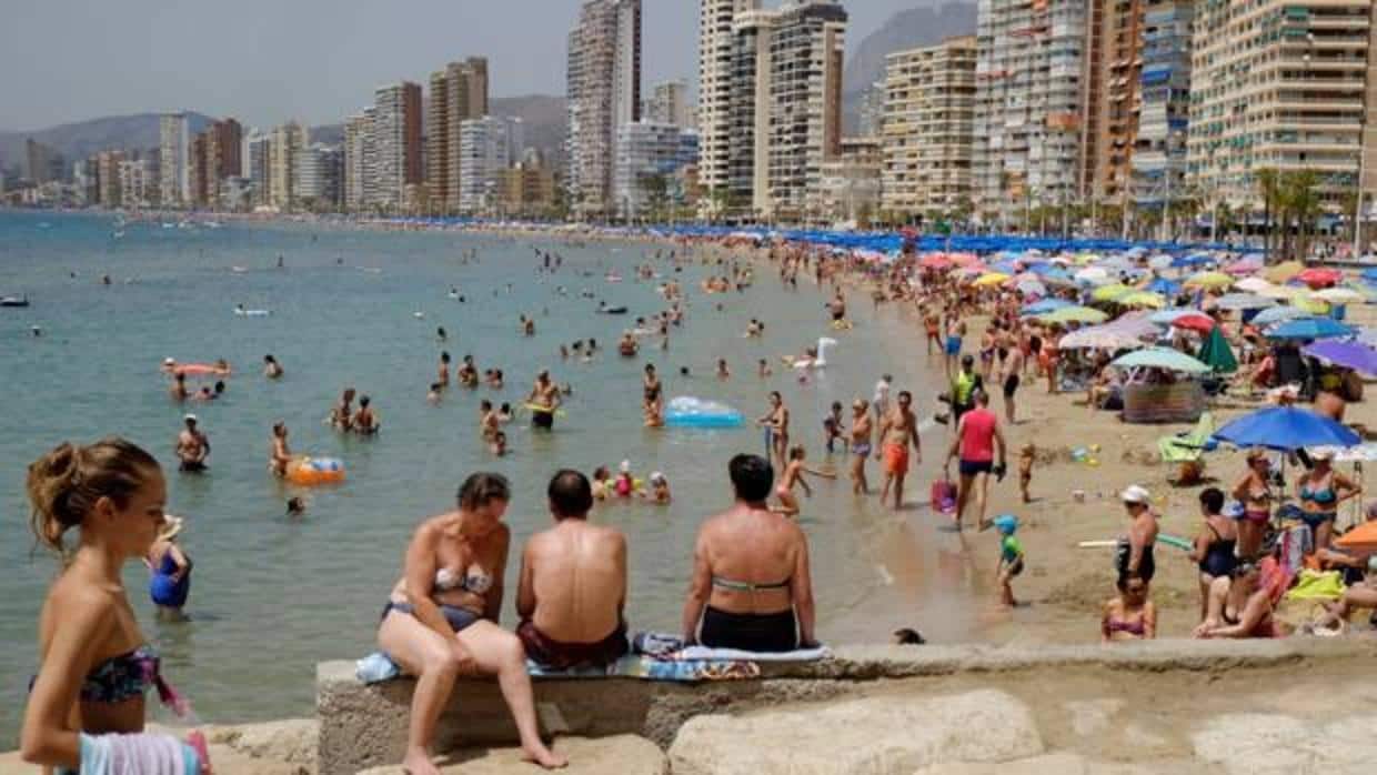 España recibe el récord de 66,1 millones de turistas hasta septiembre, un 10,1 % más