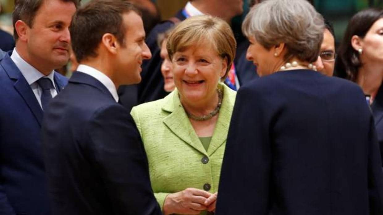 Emmanuel Macron, Angela Merkel y Theresa May en una reunión en Bruselas