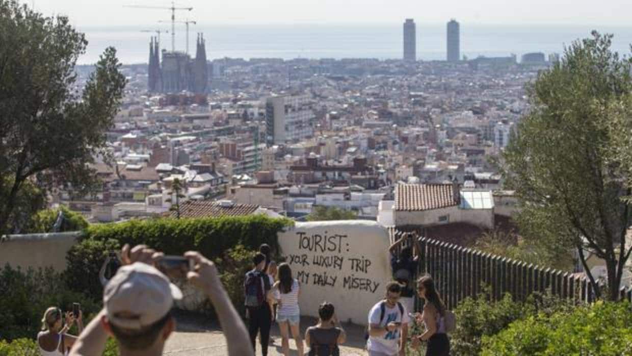 Un grupo de turistas pasea por los alrededores del Parque Guell de Barcelona el pasado mes de agosto