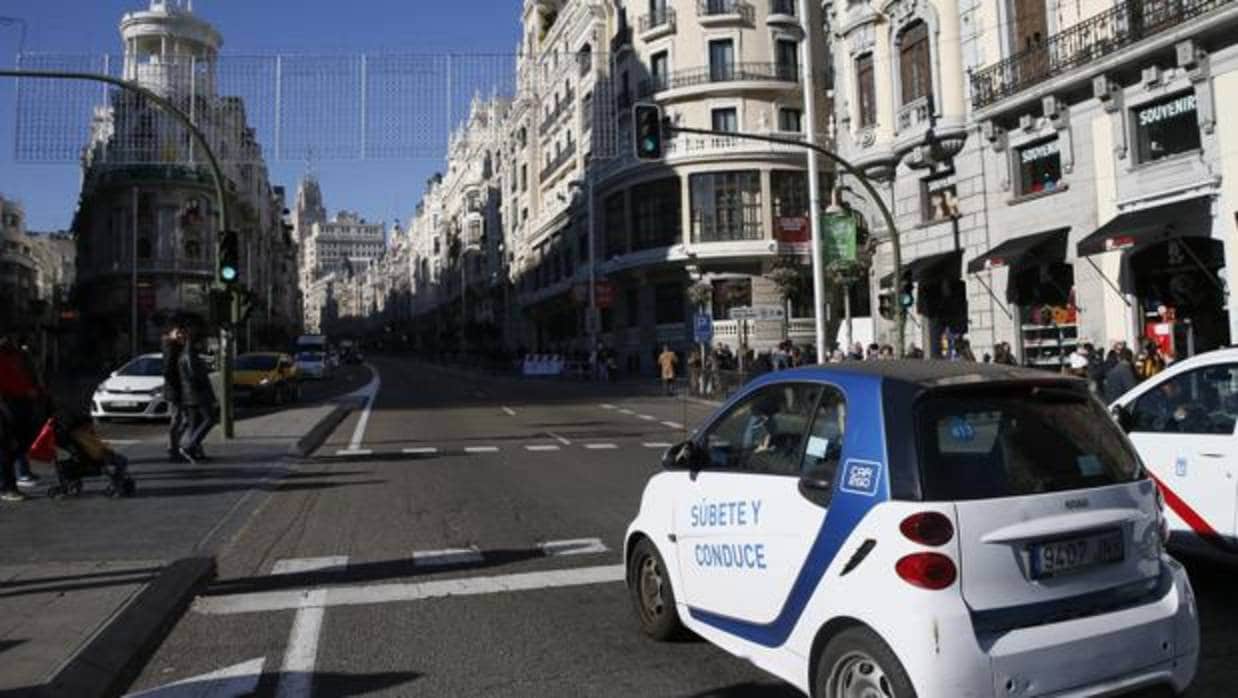 Un coche eléctrico de alquiler de la empresa «Car2go», a su paso por la Gran Vía madrileña