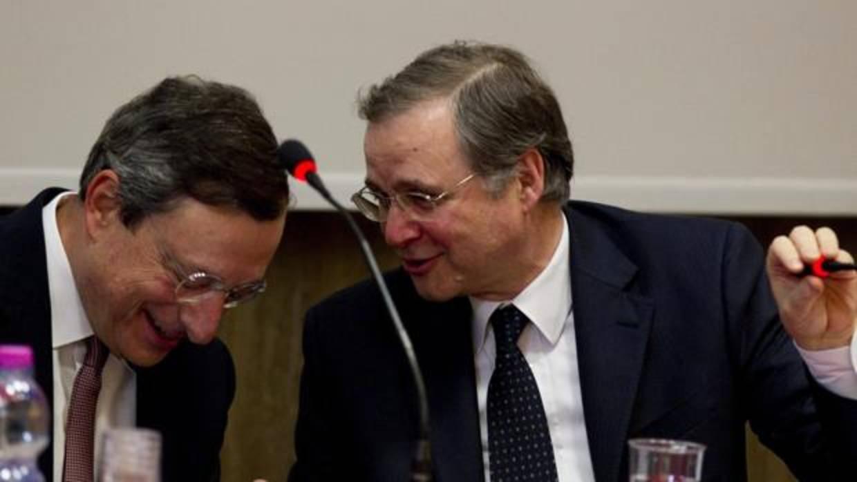 El presidente del Banco de Italia, Ignazio Visco, a la derecha, junto a Mario Draghi (BCE), en una imagen de archivo