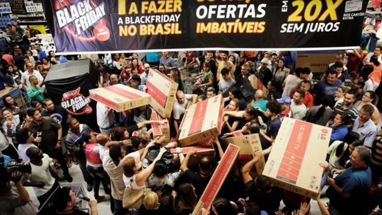 Clientes en un establecimiento de Sao Paulo en el «Black Friday» de 2016