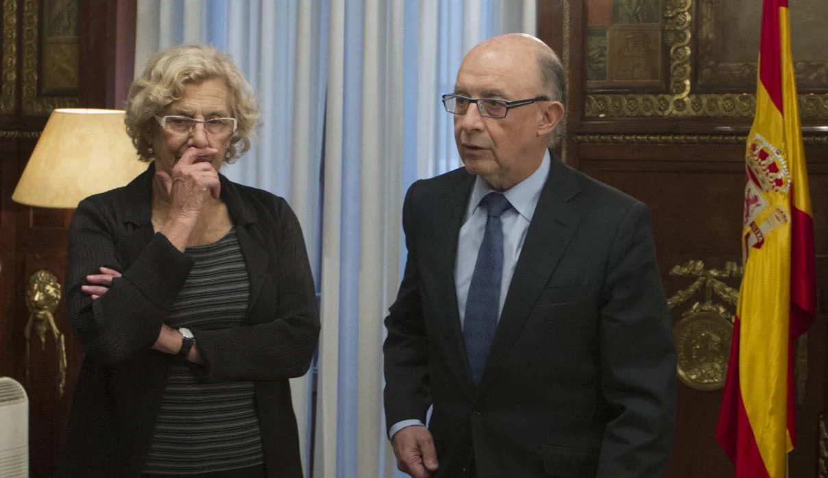 La alcaldesa de Madrid, Manuela Carmena, junto al ministro de Hacienda, Cristóbal Montoro