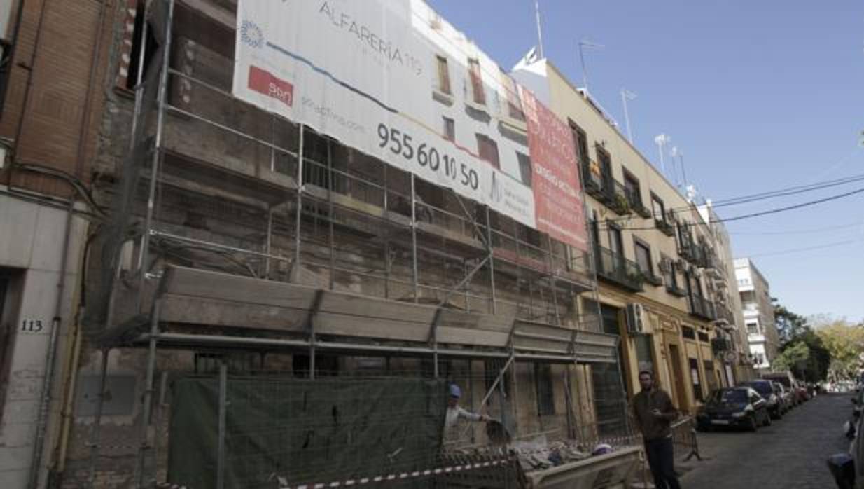 Salvo Global Property esta rehabilitando este inmueble de el 119 de la Calle Alfarería con estructura de corrala, y tiene otras dos promociones en Triana