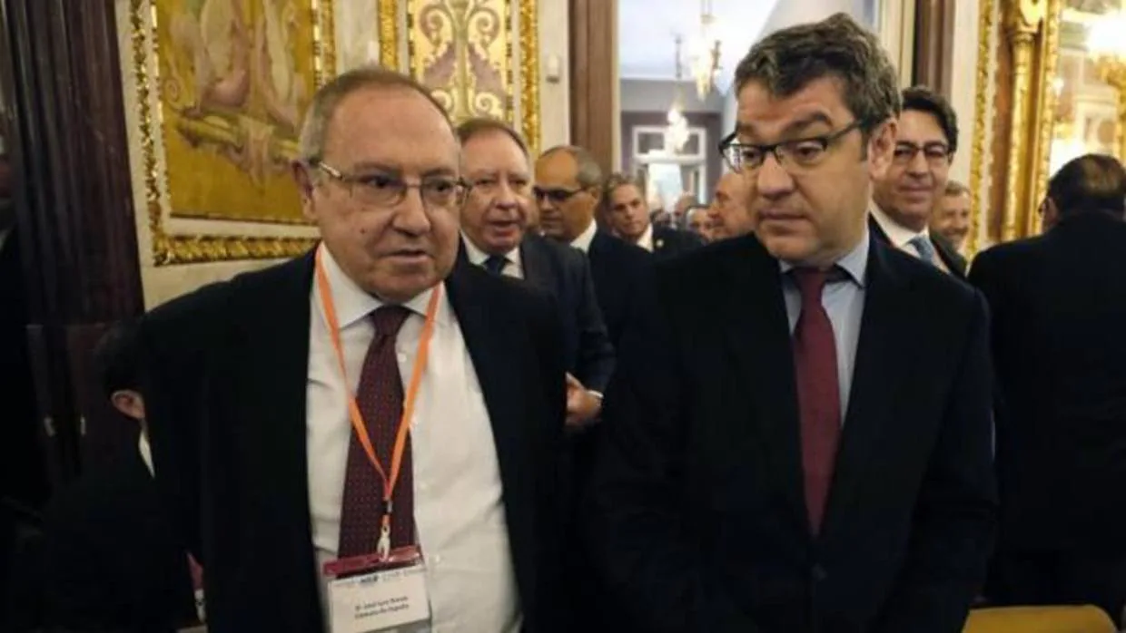 El ministro de Energía,, Álvaro Nadal (d), junto al presidente de la Cámara de Comercio, José Luis Bonet (i),