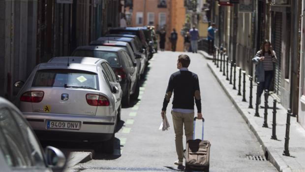 Un joven pasea por una calle de Lavapiés, epicentro de las viviendas de uso turístico