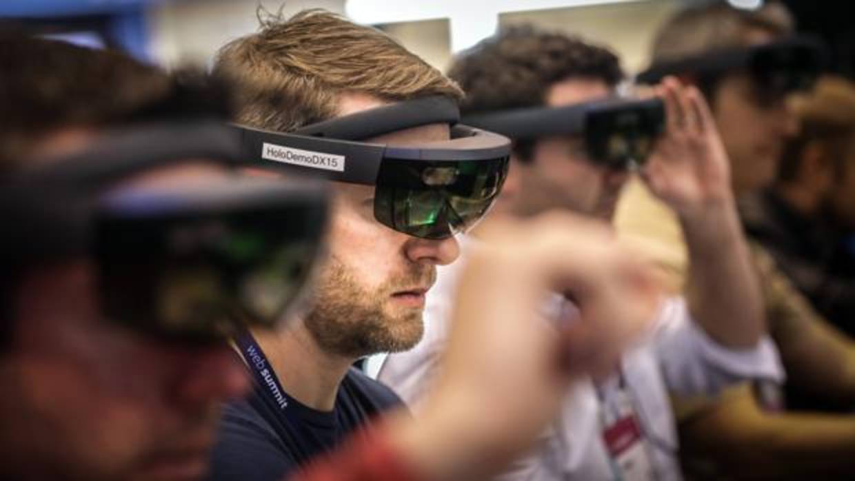 Un grupo de asistentes al South Summit prueba un nuevo modelo de gafas de realidad virtual