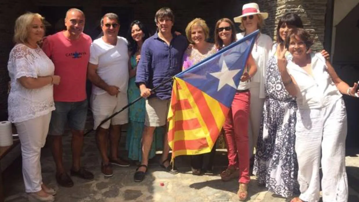 Carles Puigdemont, junto a Joan Laporta, Pilar Rahola y otros invitados a una fiesta