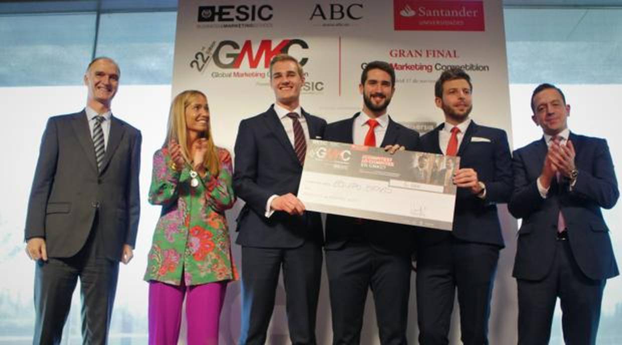 El equipo ganador recogió su premio de manos de Javier Caballero, director gerente de ABC; Susana García, directora de Santander Universidades, y Felipe LLano, director adjunto a la Dirección Genera de ESIC