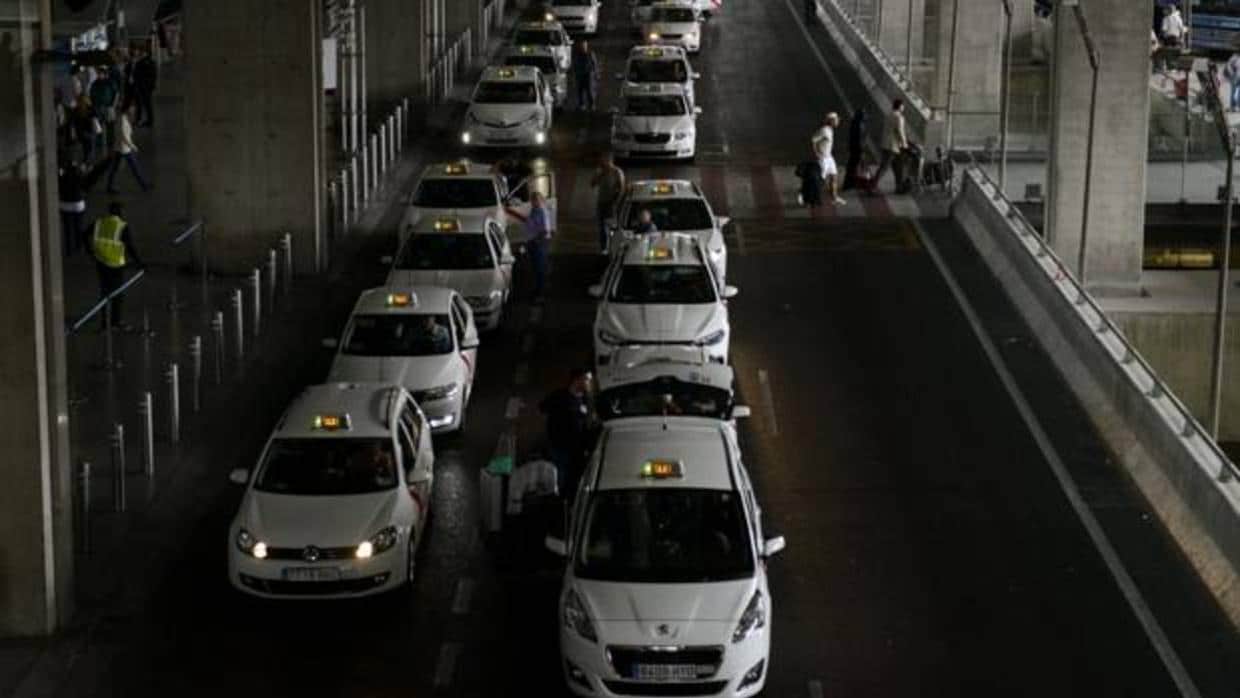 Los taxis continúan con su lucha contra los vehículos con licencia VTC