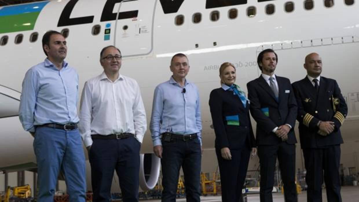 El consejero delegado de IAG, Willie Walsh, el presidente de Iberia, Luis Gallego, y el presidente de Vueling, Javier Sánchez-Prieto, junto a miembros de la tripulación