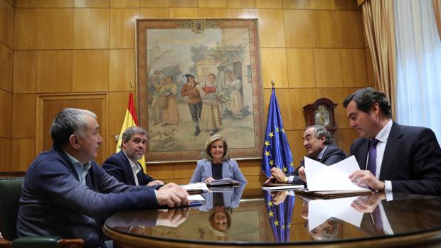 Patronal y sindicatos consideran razonable la subida del salario mínimo en un 31% hasta 2020