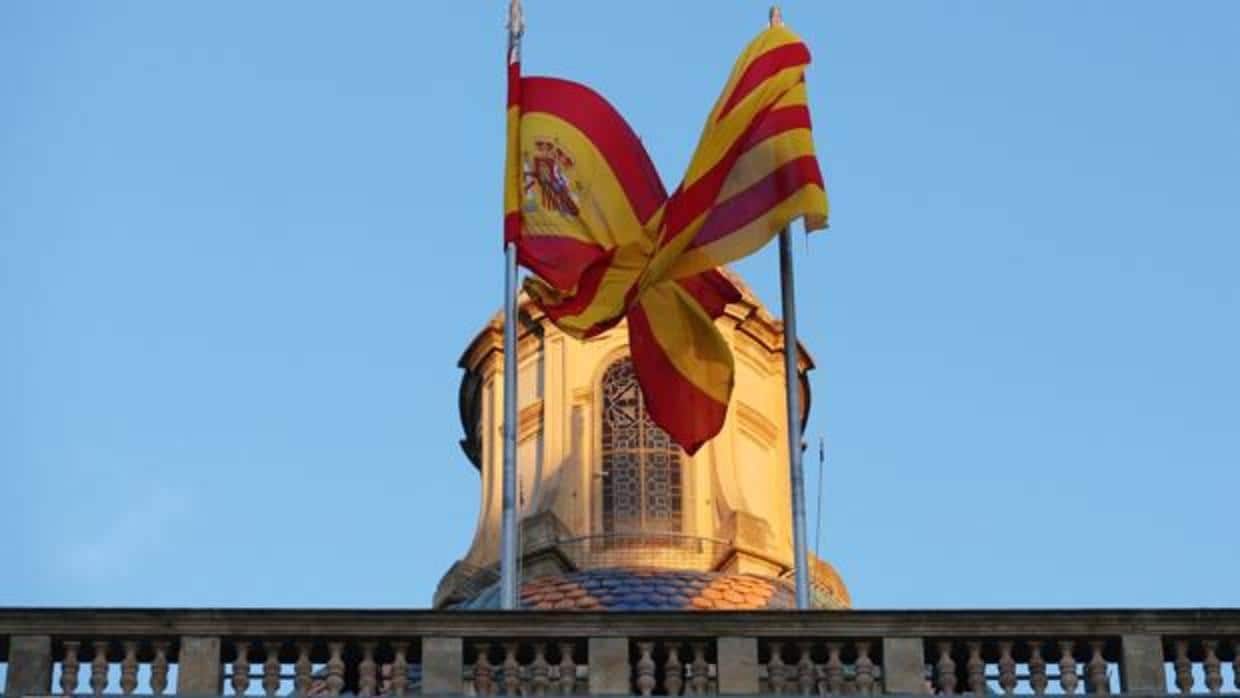Banderas ondenado en el tejado del Palacio de la Generalitat