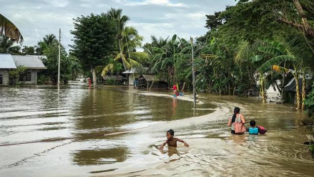 La tormenta Tembin sale de Filipinas reforzada como tifón tras dejar unos 200 muertos