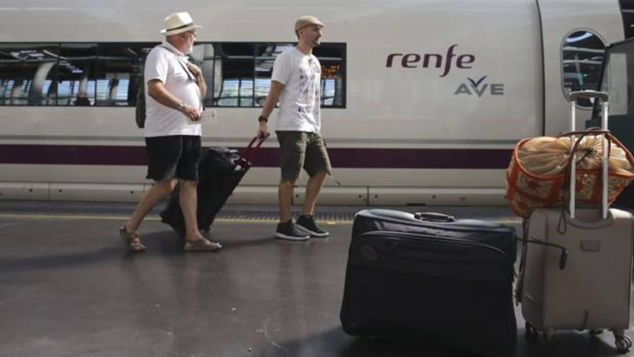 Turistas llegando a la estación de Atocha