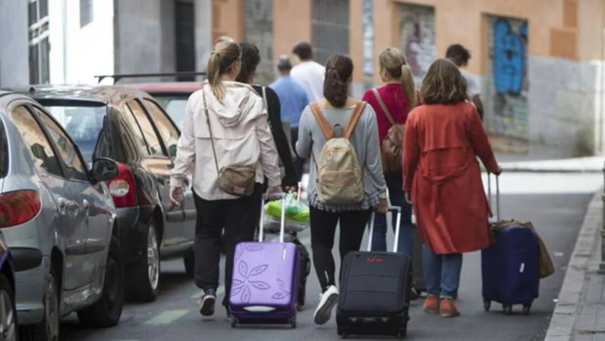 Turistas en la calle Lavapiés (Madrid)