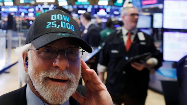 El Dow Jones bate un nuevo récord al alcanzar los 25.000 puntos