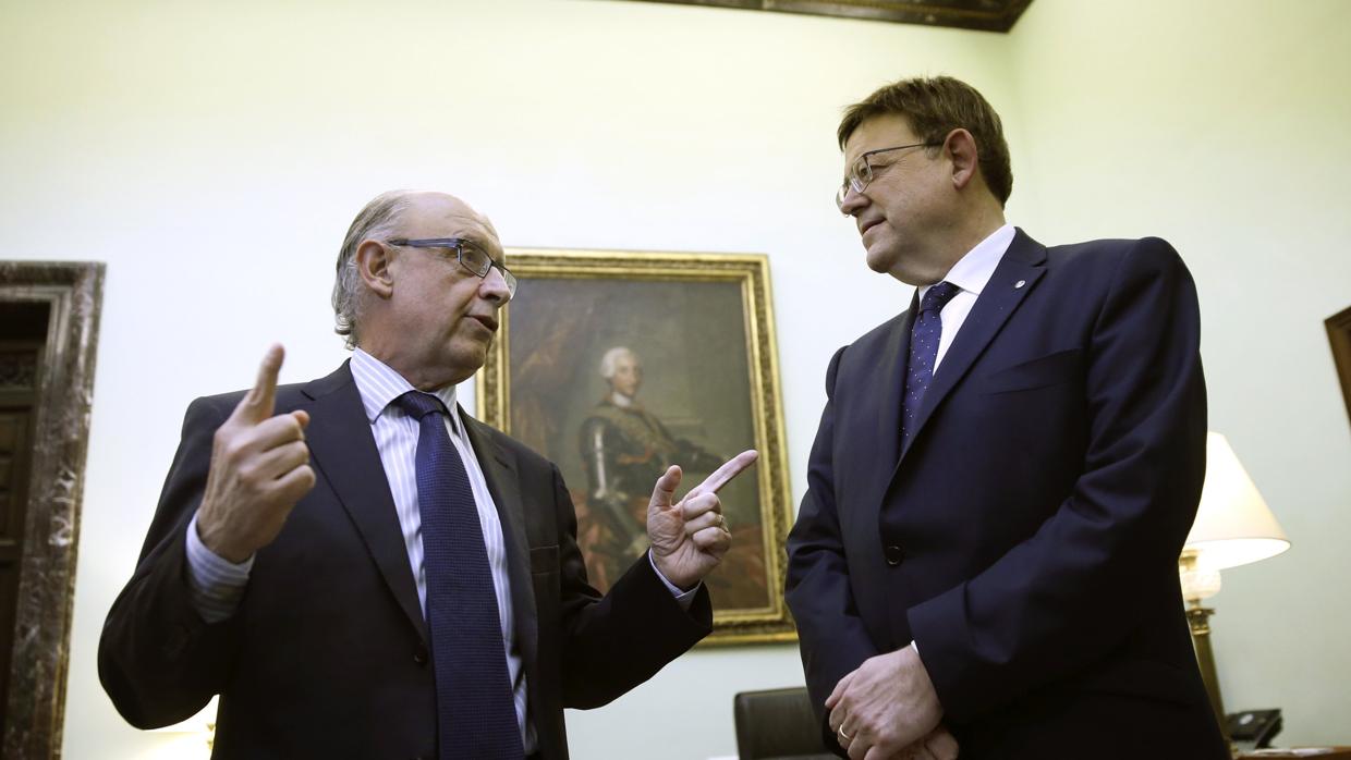 El ministro de Hacienda, Cristóbal Montoro, junto a presidente de la Generalitat, Ximo Puig