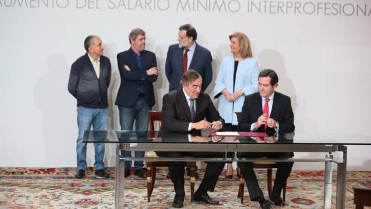 Patronal y sindicatos acudieron a La Moncloa el mes pasado a firmar el acuerdo sobre el SMI junto a Báñez y Rajoy