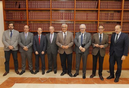 Foto de grupo en la biblioteca de la Casa de ABC de Sevilla
