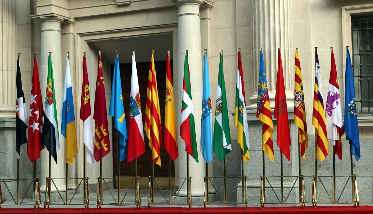 Banderas autonómicas en la última Conferencia de Presidentes