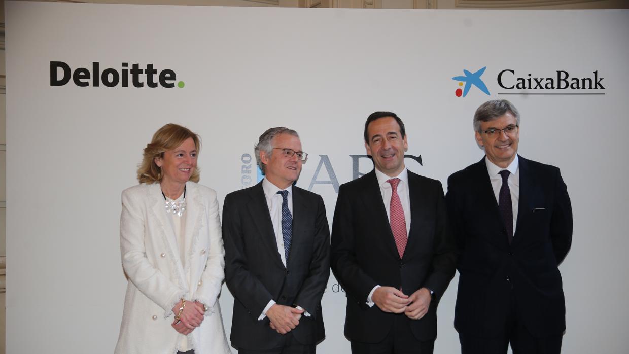 La presidenta editora de ABC, Catalina Luca de Tuna, junto a Sebastián Albella (CNMV), Gonzalo Gortázar (Caixabank) y Fernando Ruiz (Deloitte)