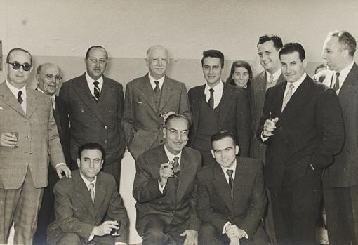 El equipo directivo de ISA en el año 1957. Un joven Manuel Galnares aparece de pie en la quinta posición por la izquierda