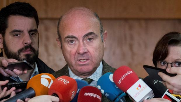 De Guindos no confirma su candidatura al BCE pero ve altas posibilidades de que el puesto sea para España