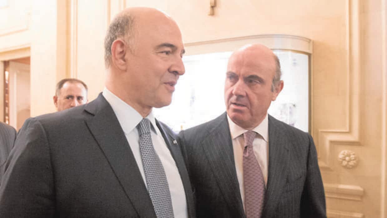 Luis de Guindos junto al Comisario europeo de Asuntos Económicos, Pierre Moscovici