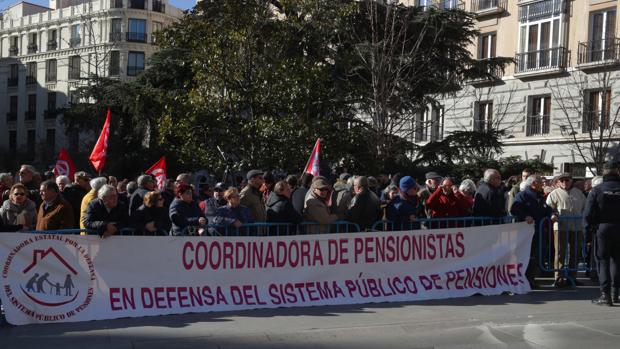 Miles de jubilados cortan el acceso al Congreso en una protesta por las pensiones