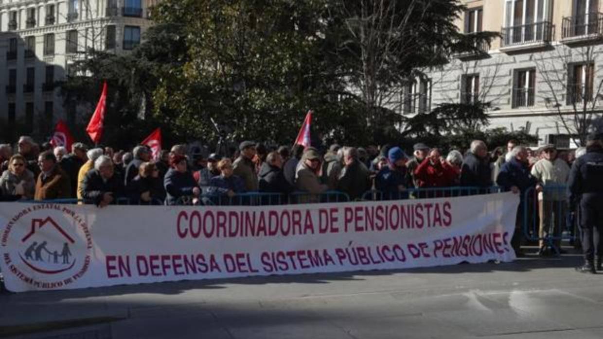 Protesta de jubilados para exigir una subida de las pensiones