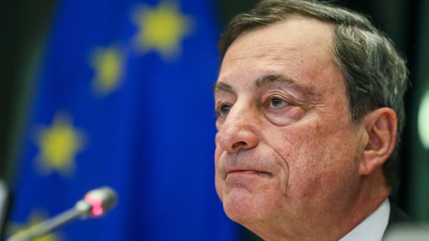Draghi cree que la inflación todavía debe «mostrar señales más convincentes» de su alza en la Eurozona