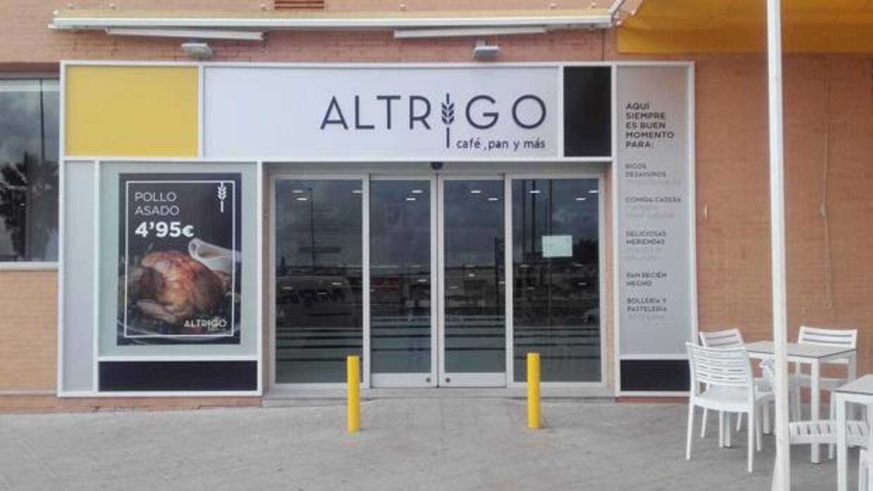 Entrada de la cafetería Altrigo que hoy se inaugura en Palomares del Ríos