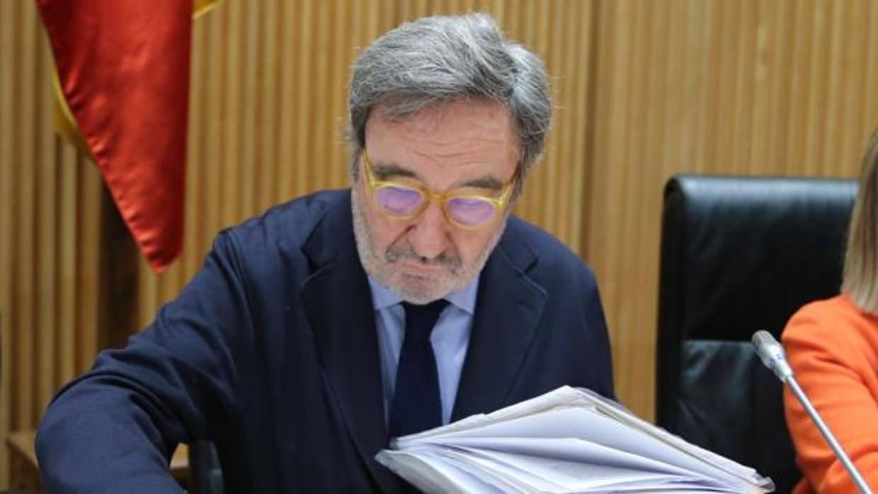 El expresidente de Caixa Catalunya, Narcís Serra, antes de iniciar su comparecencia ante el Congreso