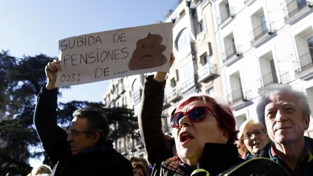 Las mujeres ingresan un 34% menos que los hombres de sus pensiones