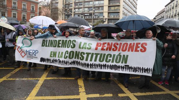 El frío y la lluvia, protagonistas en las manifestaciones por la subida de las pensiones
