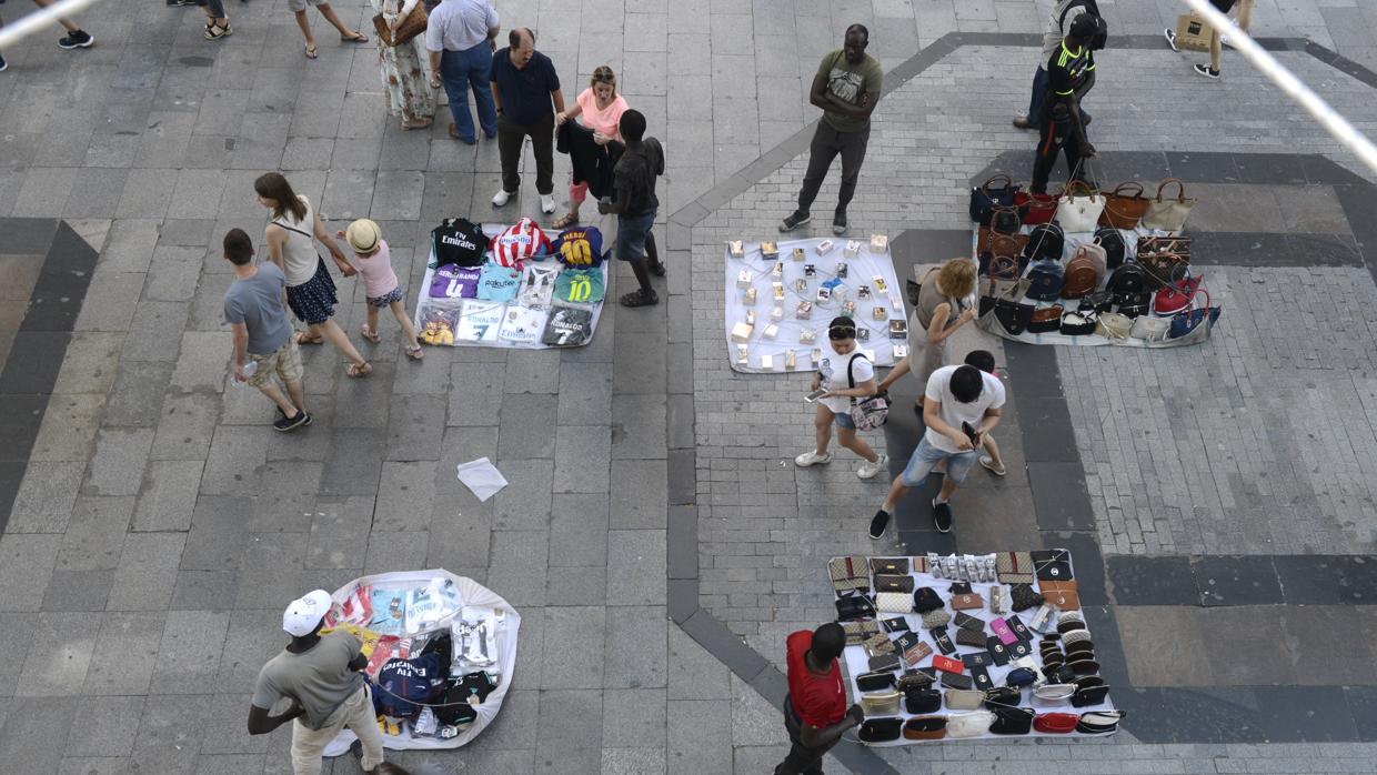 Vendedores ambulantes en la madrileña calle Preciados