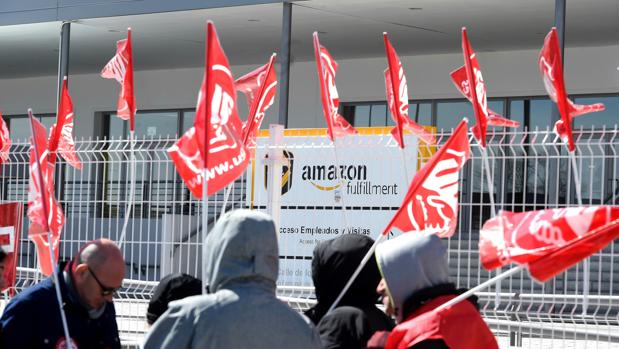 CCOO amenaza con una huelga indefinida en el centro de Amazon de San Fernando