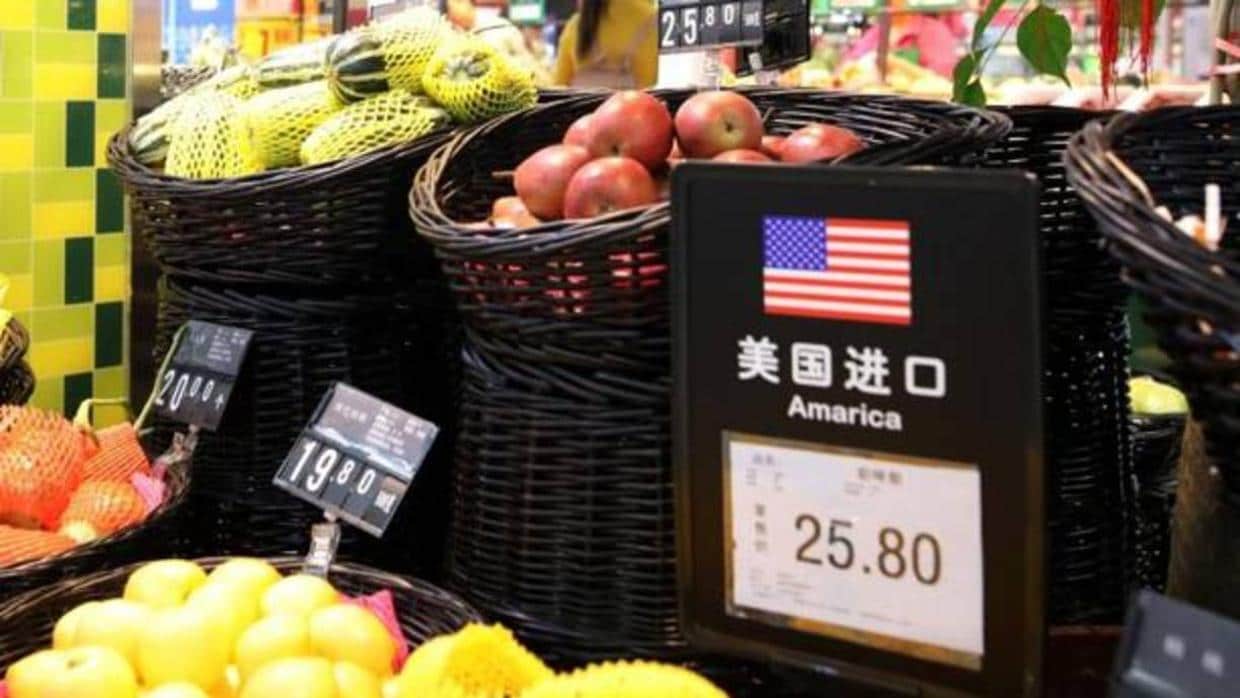 Fruta de Estados Unidos en un supermercado de Pekín