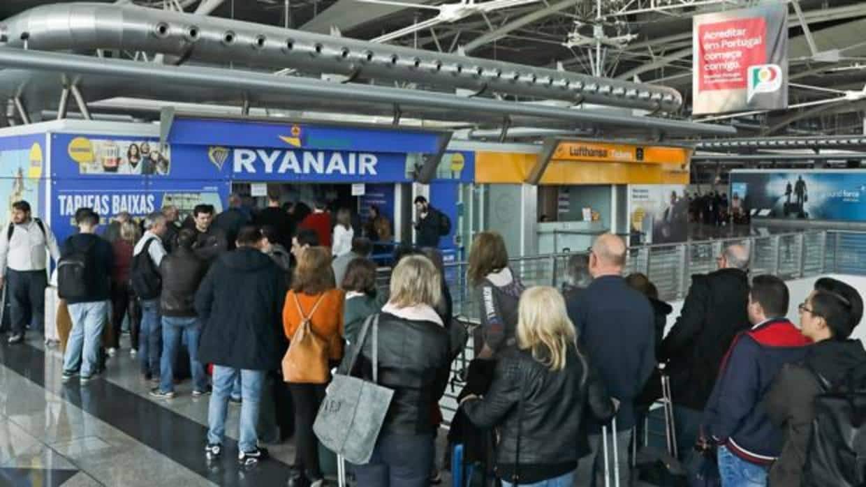 Pasajeros haciendo cola en el aeropuerto de Oporto ante la huelga de tripulantes de Ryanair