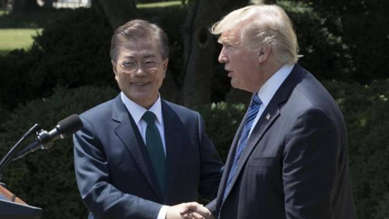 El presidente estadounidense, Donald Trump (derecha) junto con su homólogo de Corea del Sur, Moon Jae-in (izda)