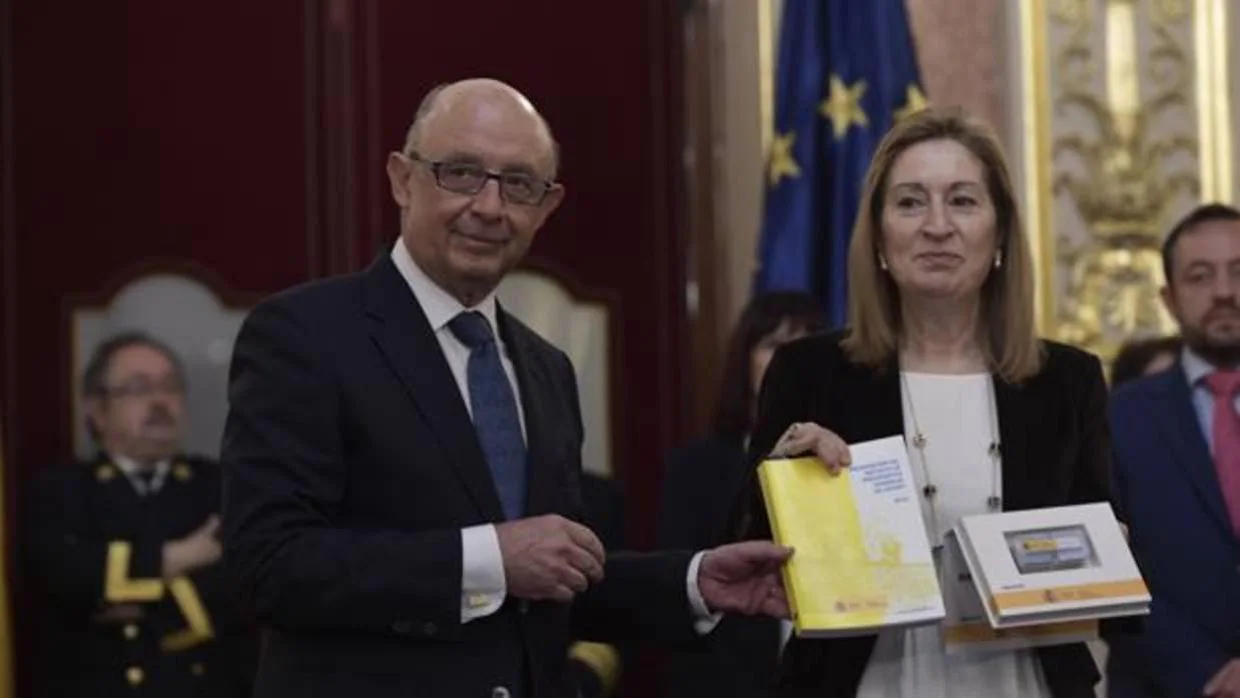 Cristóbal Montoro entrega el libro amarillo de los Presupuestos a la presidenta del Congreso, Ana Pastor
