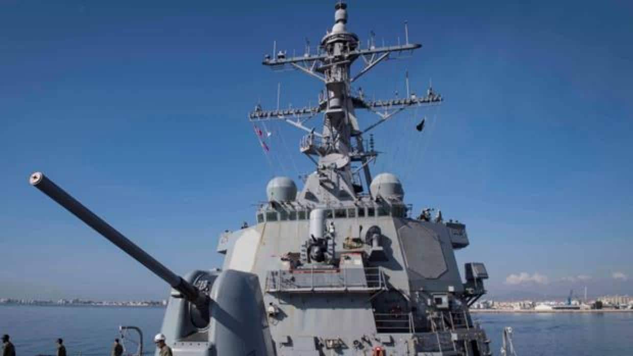 El destructor de la Marina estadounidense USS Donald Cook zarpa del puerto de Larnaca (Chipre)