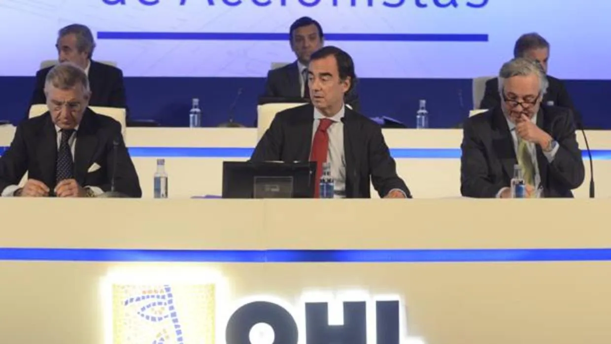 El presidente de OHL, Juan Villar-Mir, en el centro de la imagen