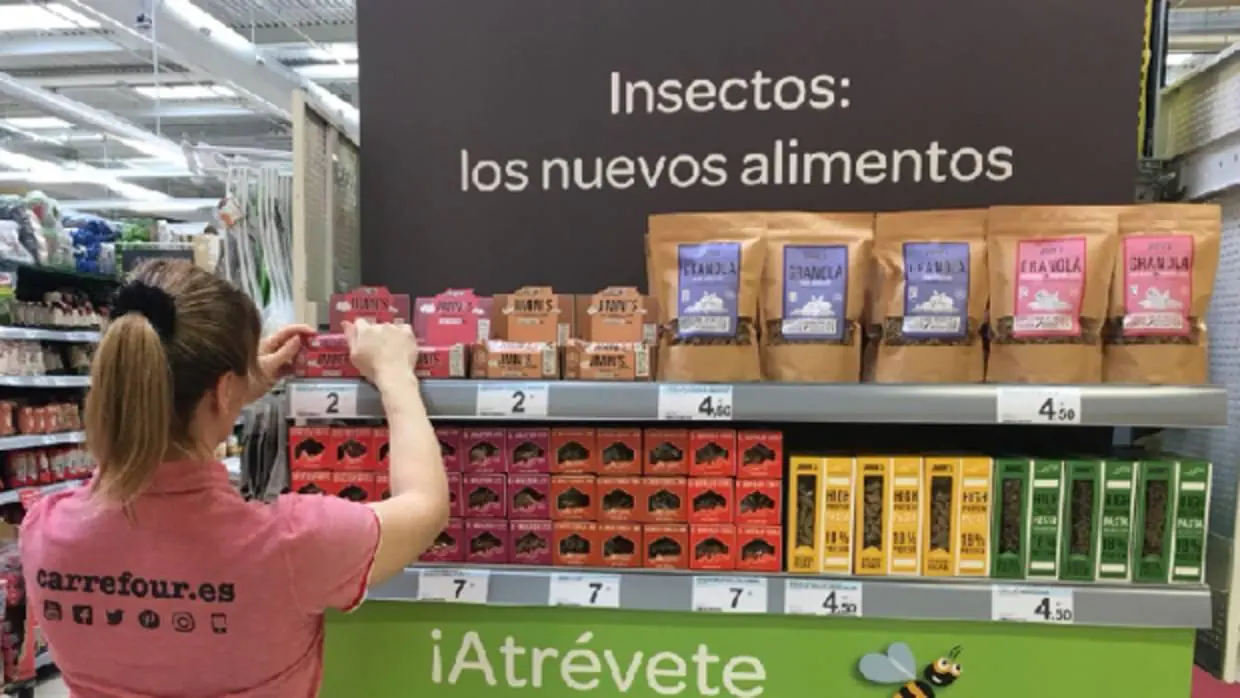Estantería de Carrefour con alimentos a base de insectos
