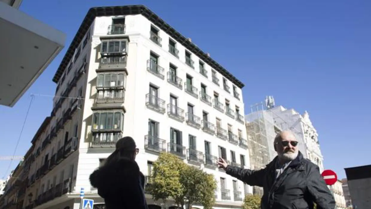 Un hombre y una mujer buscando piso en Madrid
