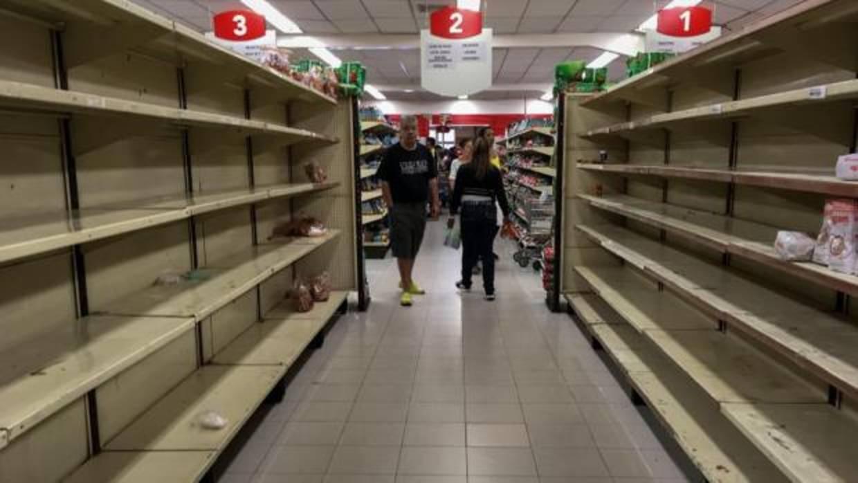 Supermercado con los estantes vacíos en Caracas