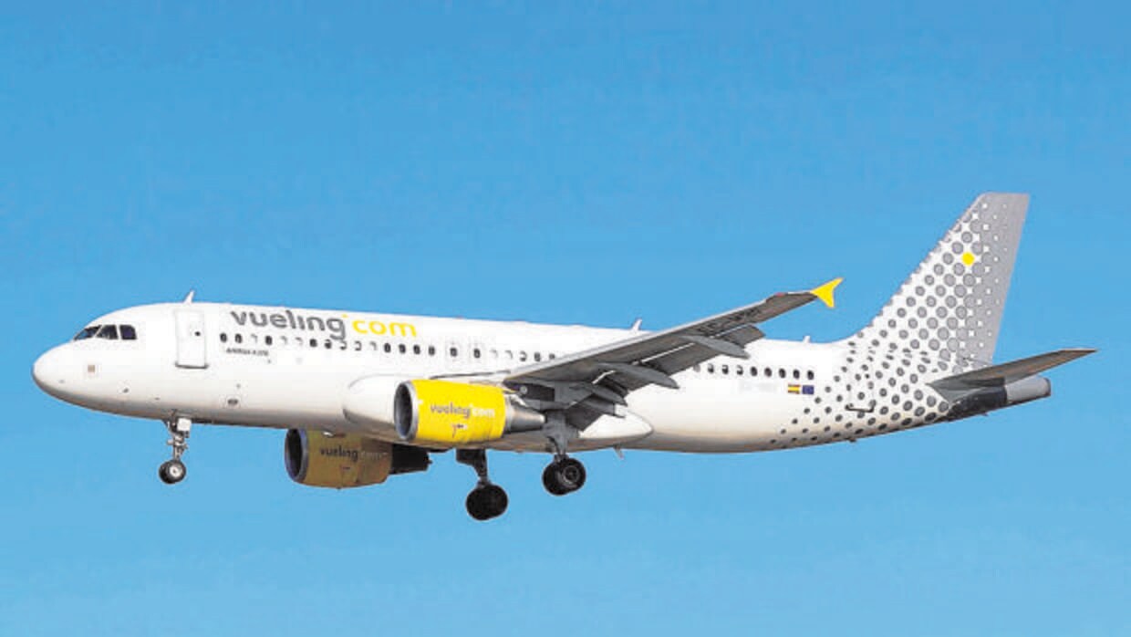 Un avión de Vueling, la aerolínea que sufrirá paros a finales de abril y principios de mayo