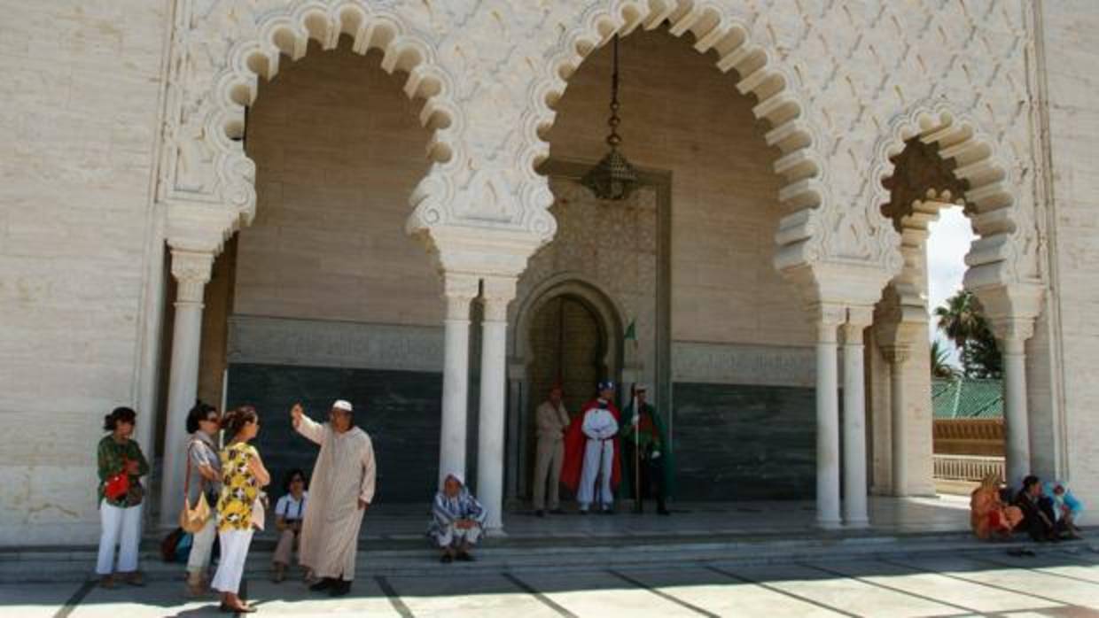 Un grupo de turistas y su guía en el Mausoleo de Mohamed V en Rabat